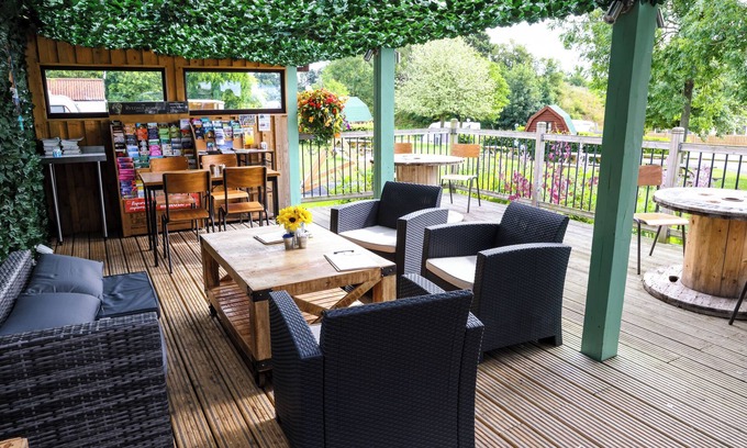 Wykeham Cottage | BEDALE VIEW LODGE, with hot tub in East Ayton