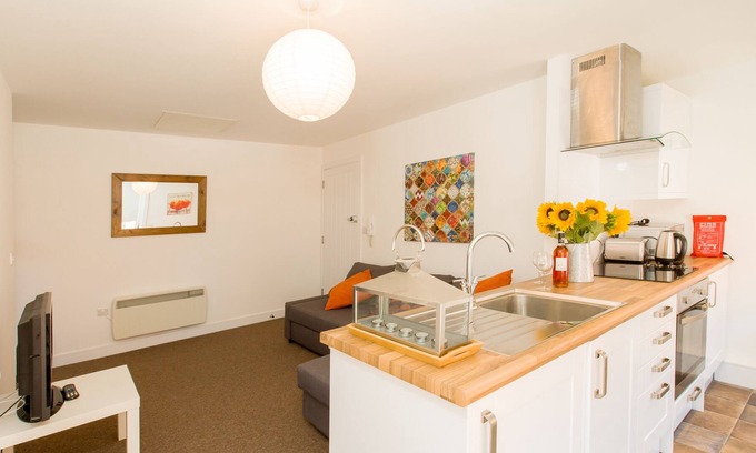 Eastleigh Apartment | Beddoe Apartments 1 bedroom FF close to Airport, Rail and Motorway