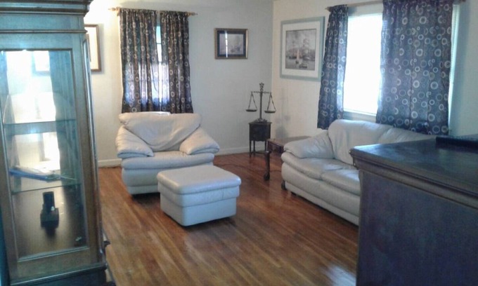 Lexington Cottage | Bedford Stone Cottage Near Keeneland and Horse Park