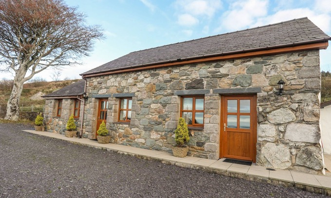 Brynrefail Cottage | BEECH TREE COTTAGE, pet friendly, with open fire in Waunfawr