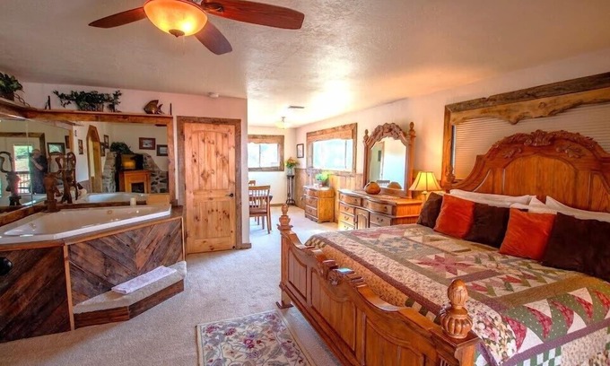 Pine Apartment | Beeline Guest House - Ponderosa Suite