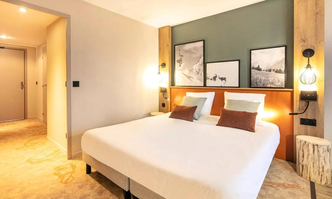Mont-de-Lans Apartment | Belambra Clubs Les 2 Alpes Les Crestes - All inclusive - Premium Room 2 Adults and 2 Children Room Night View