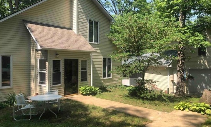 Columbia House | Bell Road Retreat