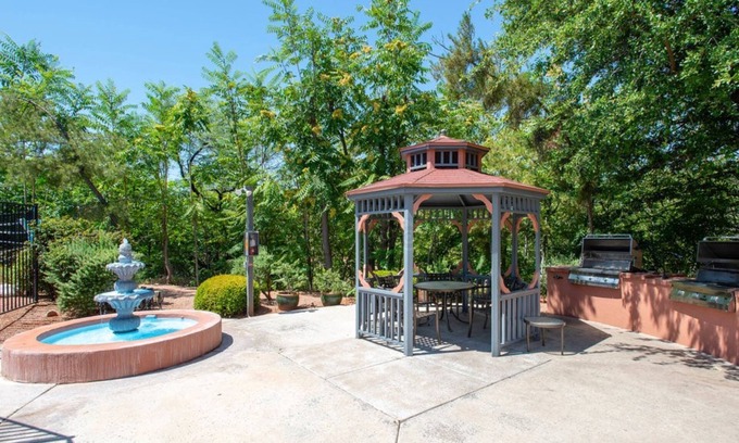 Oak Creek Hotel | Bell Rock Inn