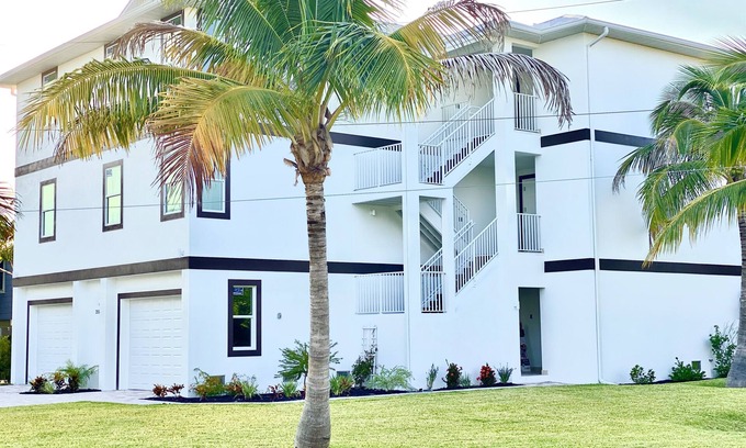 Mid Island House | Bella Bahia 2-New Heated Pool + Spa—7 min walk to beach, Great Bay Views