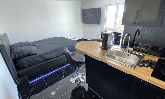 Lisieux Apartment | Bella Vita Apartment2 fully furnished - TV Netflix - Railway station -B