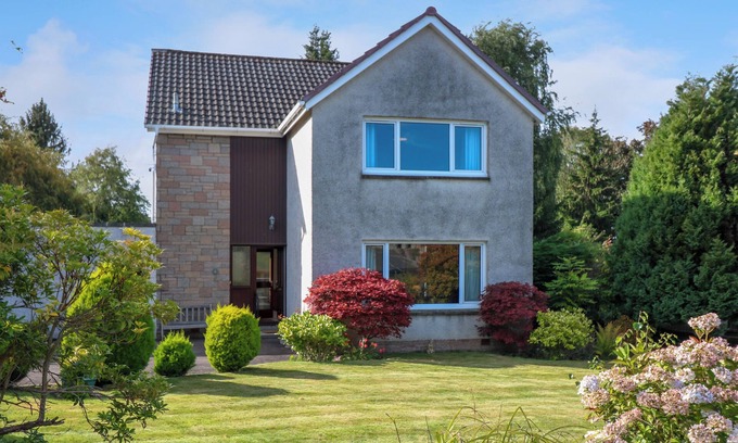 Perth Cottage | BELLE A'RON, family friendly, with a garden in Perth