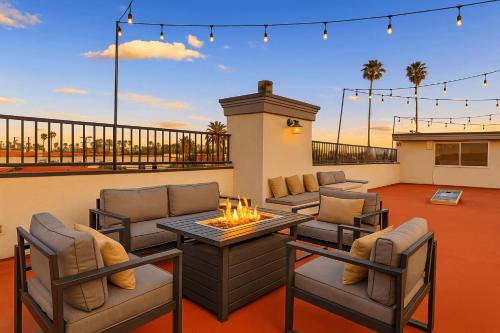 Belmont Shore House | Belmont Shore Retreat Rooftop Lounge Putting Green Near 2nd Street Beaches