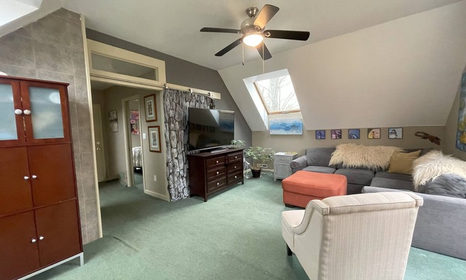 Saratoga Springs Apartment | Belmont Stakes & Saratoga Track Season 2-miles to Club House entrance