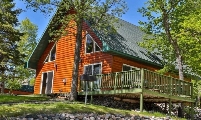 Puposky Cabin | Bemidji Lakefront Getaway - Private Beach & Resort Amenities
