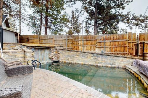 Bend House | Bend Pool & Play Retreat