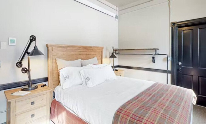 Silverton Hotel | Benson Lodge Room - 6