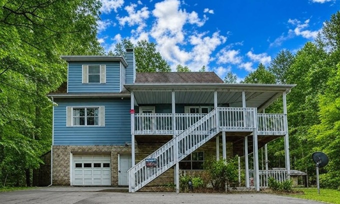 Townsend Ski Chalet | Berg Stuga, Free Attraction Tickets, Game Room, Hot Tub, WIFI!