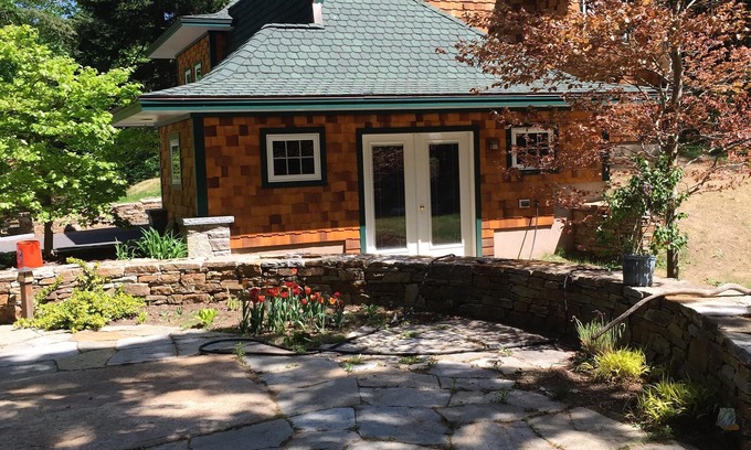 Lanesborough House | Berkshire Village Carriage House - Super Private!