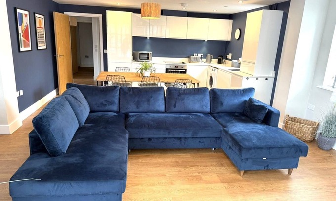 Southampton City Centre Apartment | Bernard Point- large two bed apartment in city