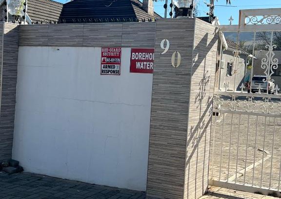 Komani Bed & Breakfast | Berry on 90