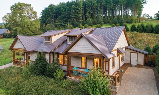 Cullowhee House | Berry Patch - Modern Townhome in Small Resort Community with Pool