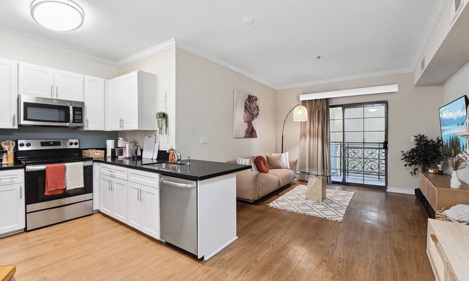 Park West Apartment | Best getaway in Santa Monica w/Gym, Pool, Free Parking