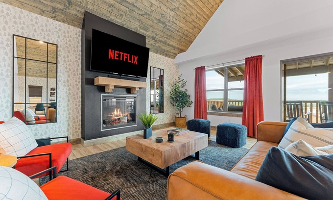 Table Rock Cabin | BEST LAKE VIEWS & Location. Pools, Hot Tub, Game Room! Insta-Worthy! Sleeps 10