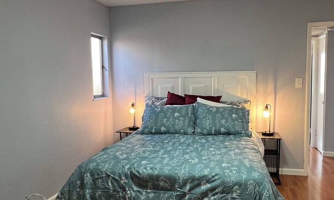 Adams Point Apartment | Best location of Oakland Lake Merritt Park & Gardens. New remodeled & furnished