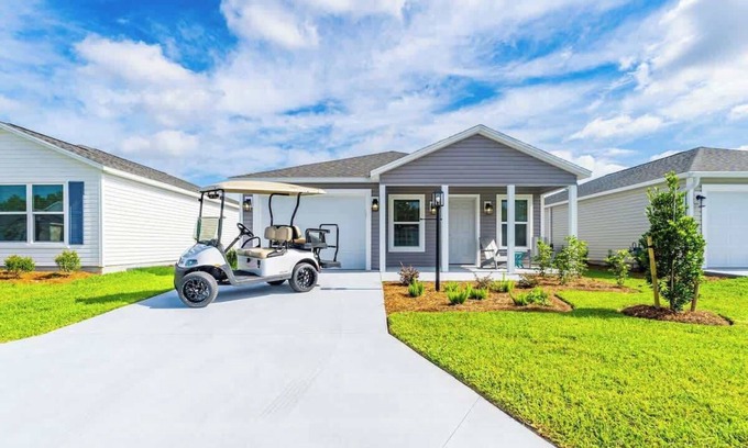 Okahumpka House | Best of The Villages! 2BR/2BA Home with Cart & Amenity Access