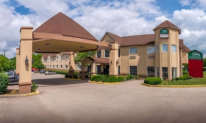 Lexington Resort | Best Place to Stay in Kentucky Free Parking, Free Breakfast, Onsite Pool