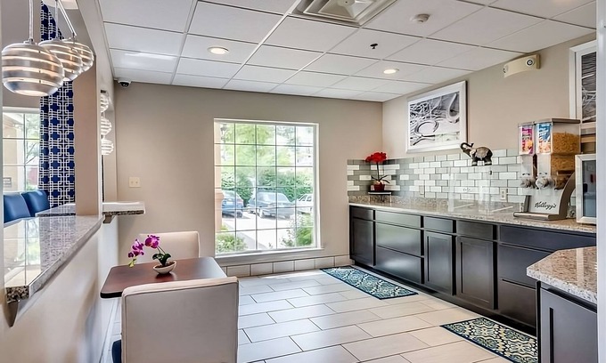 Lexington Hotel | Best Place to Stay in Kentucky! Free Parking, Free Breakfast, Pool