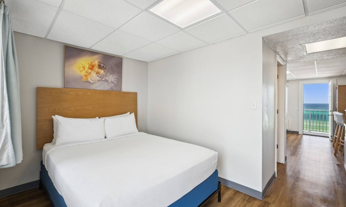Fort Bay House | Best Place to Unwind! 2 Comfortable Units, Kitchenette, Free Parking, Pool