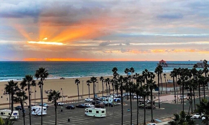 Huntington Beach Apartment | Best reviews! 30day+ ok. Steps to the beach! A/C, kid/pet friendly w/parking.