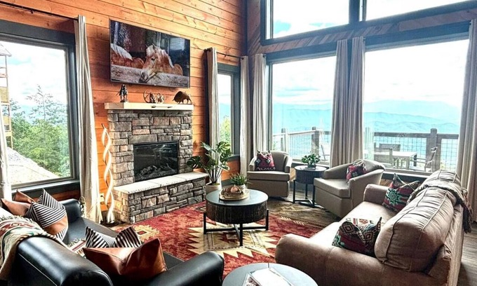 Sevierville House | Best Views, pool, hottub, theater,arcade, games,sleeps16