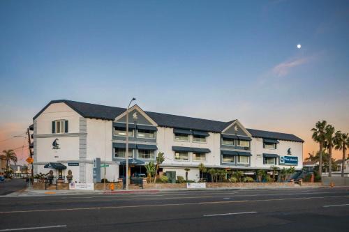 Sunset Beach Hotel | Best Western Harbour Inn & Suites Huntington - Sunset Beach