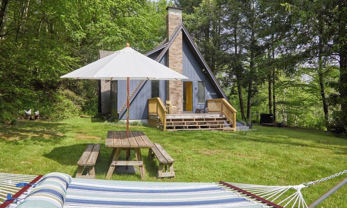 Swan Lake Ski Chalet | Bethel Woods Escape: Fire Pit~BBQ~Hiking~On 5 acres~Cute A-Frame