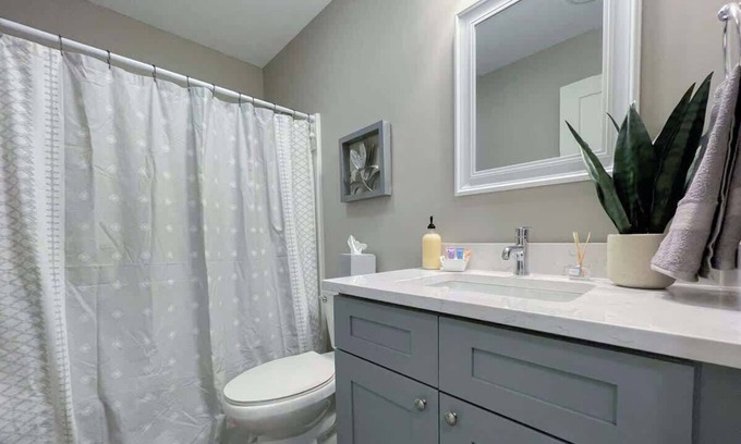 Bettendorf Apartment | Bettendorf Gem: 3BR Apartment w/King Suite & Office!