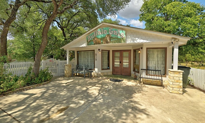 Dripping Springs House | Betty Jo & Buffalo Gals-Historic Downtown/Outdoor Oasis & Hot Tub