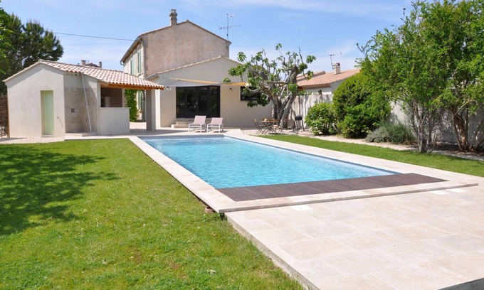 Rognonas House | Between Avignon and Les Alpilles, vacation home on the outskirts of the village of Rognonas, animals.