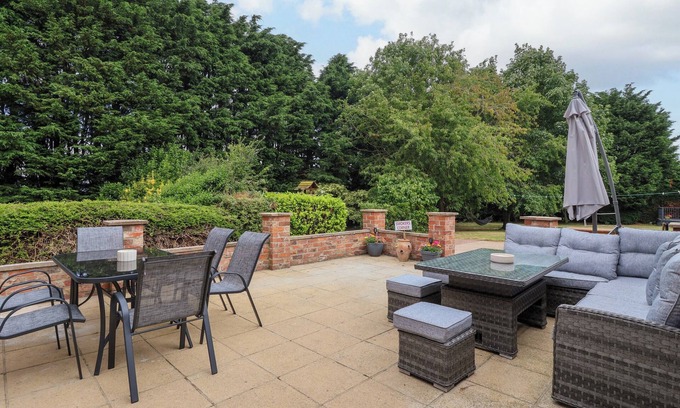 Skipsea Cottage | BEWHOLME, pet friendly, with hot tub in Skipsea