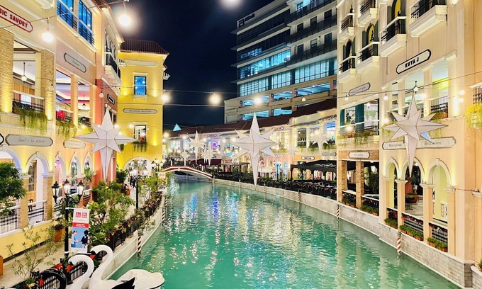 Pinagsama Apartment | BGC Venice Condo - Balcony, Pool & WiFi - Suite 19