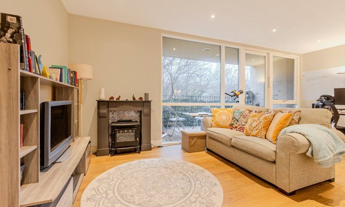 East Walworth Apartment | BIG 1-Bed Flat Central London w/Terrace & Office Corner