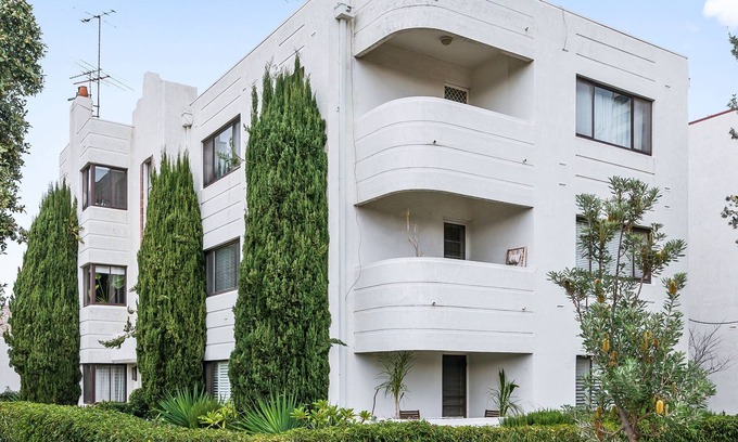 Middle Park Apartment | Big A1 Art Deco Apt. + stunning city & beach views