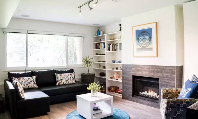 Vancouver South Apartment | BIG BRIGHT BEAUTIFUL Garden Suite off Main Street with Comfy New KING BED