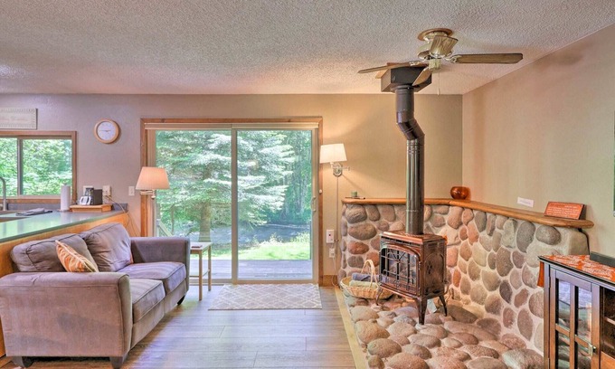 Paradise Estates Cabin | BIG CREEK waterfront retreat! 2bed-2bath+HOT TUB+Covered Deck+BBQ+EV charger! ✨