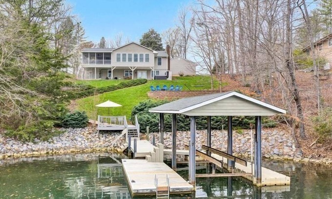 Huddleston House | BIG DISCOUNTS Through the End of the Year! NO PROMO CODE NEEDED! HOT TUB, FIRE PIT, PET FRIENDLY! C