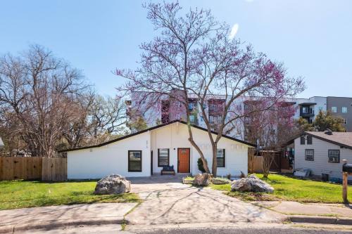 Sweetbriar House | Big Group, Affordable, Comfy, Big Beds, Rain Shower, SoCO Eateries