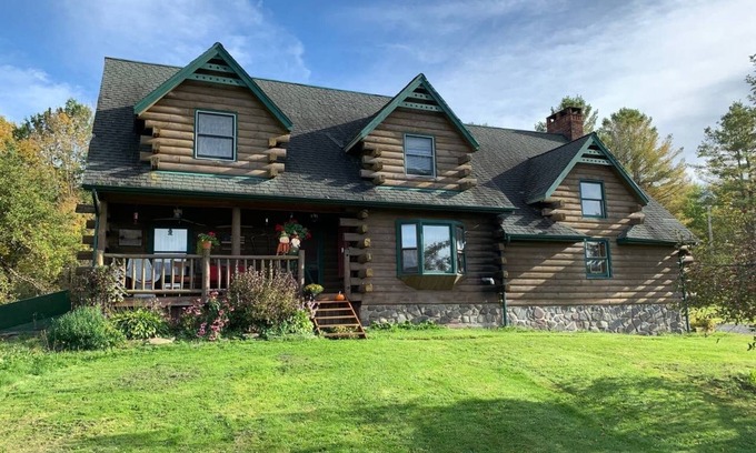 Maplecrest House | Big Hollow Log Cabin is just 4.5 miles from Windham Mountain Resort.