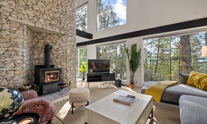 East Kootenay Apartment | Big Horn Hideaway | Hot Tub | Fireplace | Backyard