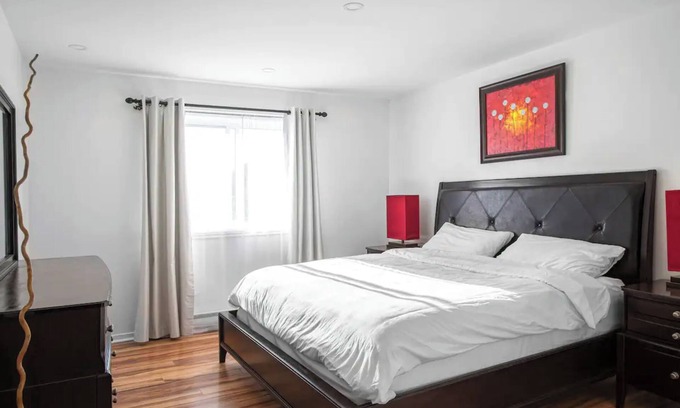 Greenfield Park Condo | Big & Luxurious, Free Parking, King Size Bed, TV