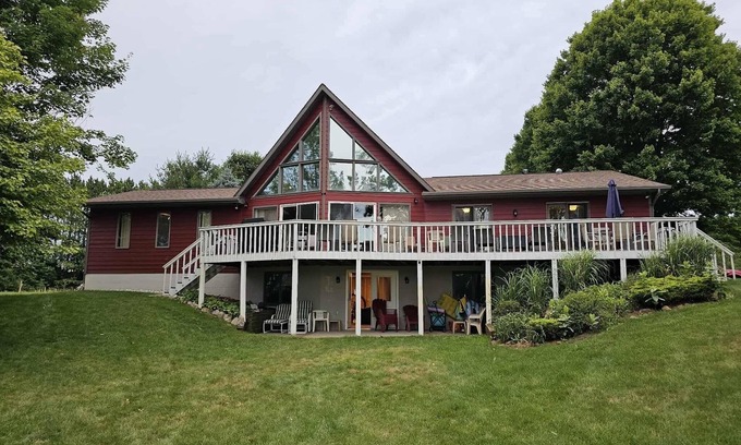 Canadian Lakes House | Big Red Lakefront Getaway & Golf Retreat at Canadian Lakes