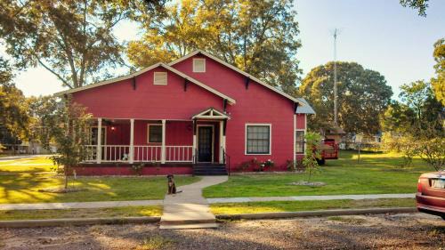 Frankston House | Big Red Spacious, sleeps six & pet friendly!