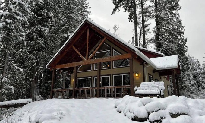 Welches Cabin | Big Tree Retreat: Secluded cabin with hot tub, river views & woodstove