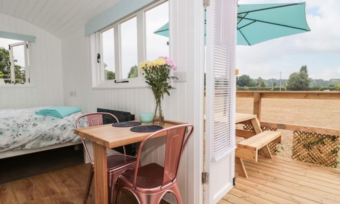 New Forest District Cottage | BILLABONG, romantic, with a garden in Ringwood